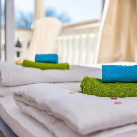 Amazing In With 2 Bedrooms, Wifi&outdoor Swimming Pool Vakantiehuis *