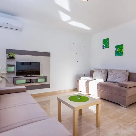 Vakantiehuis Amazing In With 2 Bedrooms, Wifi&outdoor Swimming Pool