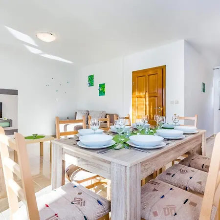 Amazing In With 2 Bedrooms, Wifi&outdoor Swimming Pool Vakantiehuis *
