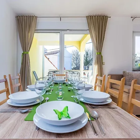 Vakantiehuis Amazing In With 2 Bedrooms, Wifi&outdoor Swimming Pool Dramalj