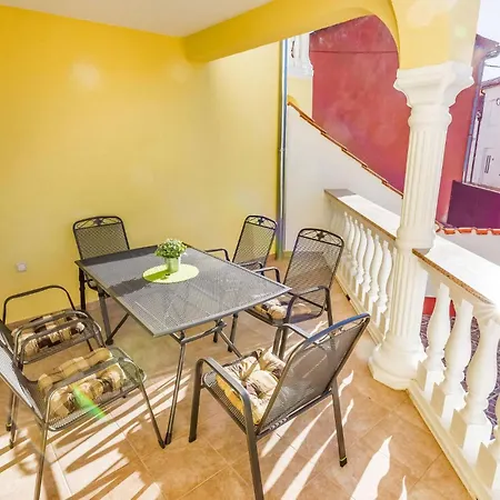 Vakantiehuis Amazing In With 2 Bedrooms, Wifi&outdoor Swimming Pool Dramalj