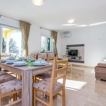 Amazing In With 2 Bedrooms, Wifi&outdoor Swimming Pool *